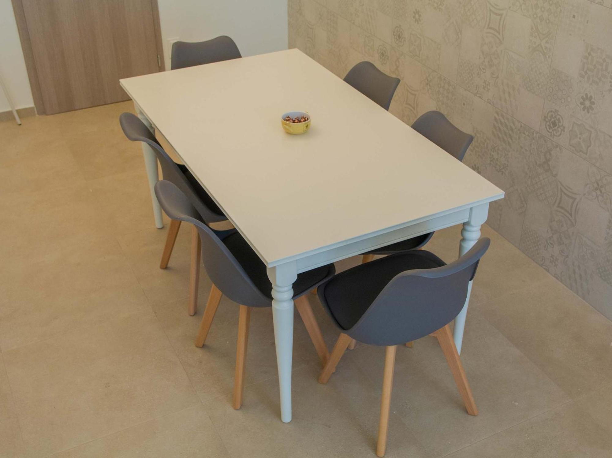 City Centre Apartment With Parking — Photos 2